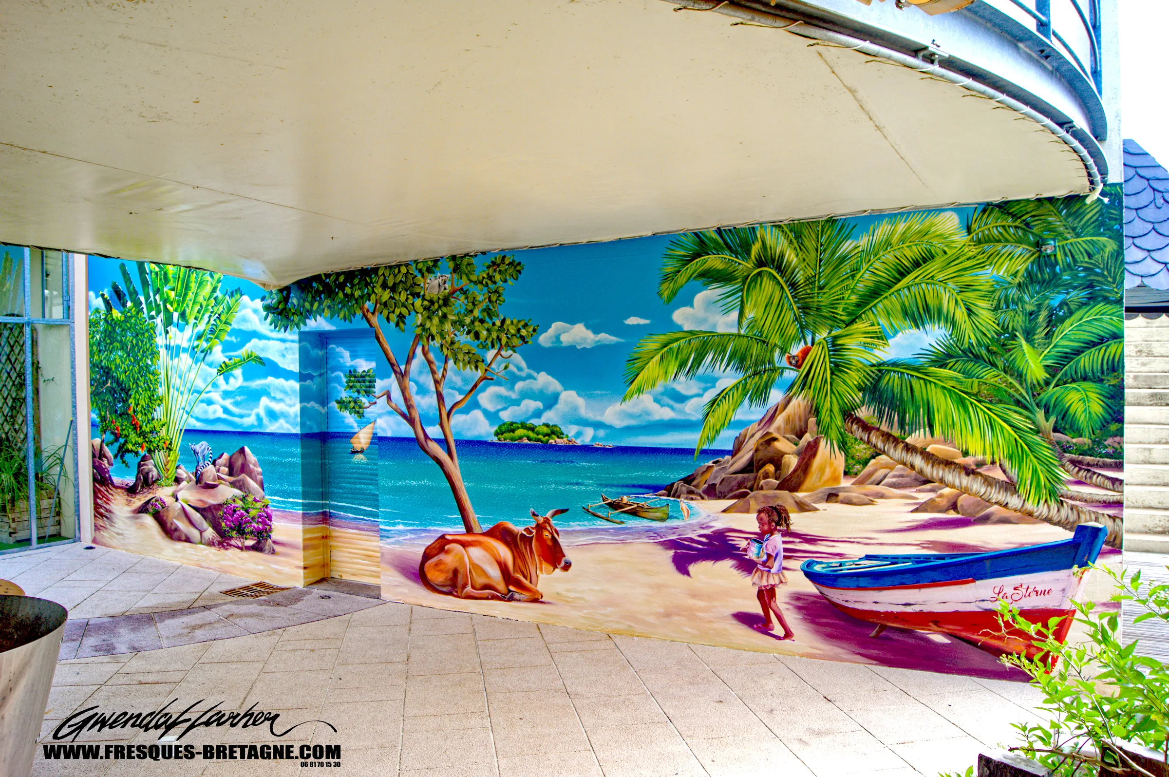Décoration fresque exotique patio à Rennes : plage de Nosy Be, zébu, cocotiers, mer
